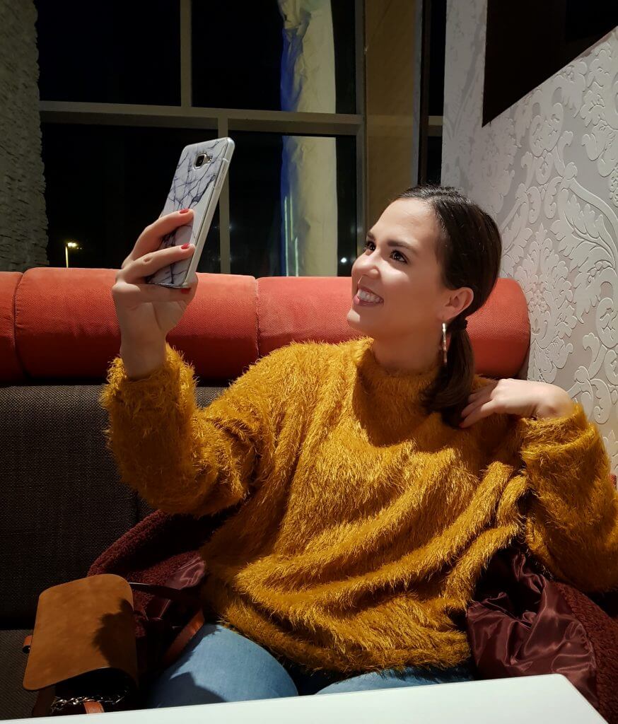 an influencer clicking a selfie